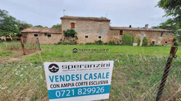 Foto AEREOPORTO: Vendesi casale da ristrutturare a fano - zona aeroporto: ottima visibilit , ideale per attivit  ricettiva o commerciale!hai un progetto a