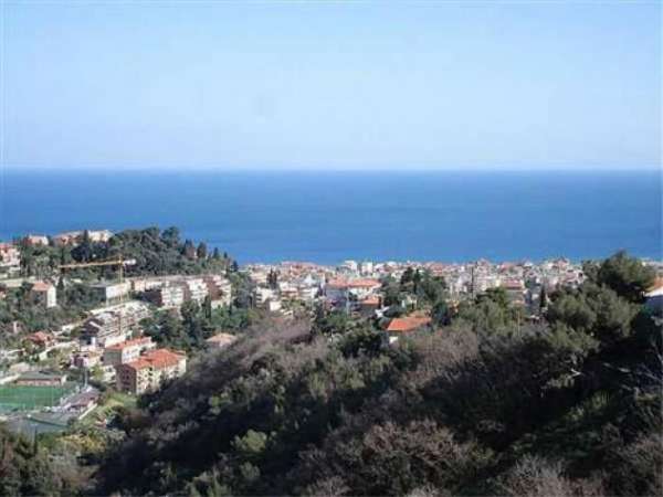 Foto Alassio, terreno vista mare con progetto per tre appartamenti.