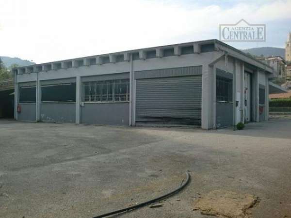 Foto Ampio complesso immobiliare a livello strada con 3473 M/2 di terreno, possibilit  di ampliamento e diverse destinazioni d�uso.