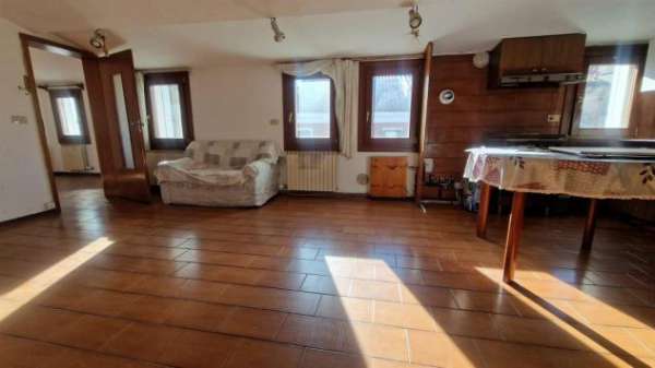 Foto Appartamento 6 locali - Rif. 2380