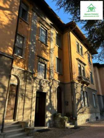 Foto Appartamento di 138 m con 4 locali e box auto in vendita a Varese