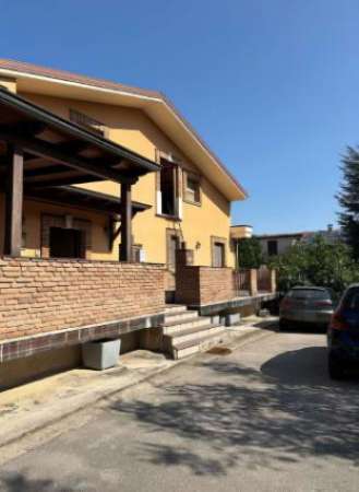 Foto Appartamento di 231 m con pi� di 5 locali in vendita a Castelfranci