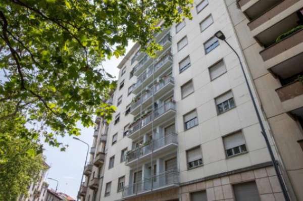 Foto Appartamento di 250 m con 5 locali e box auto in vendita a Milano