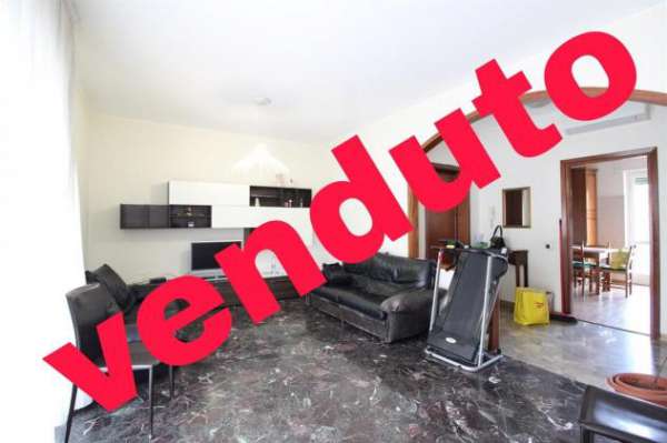 Foto appartamento di 4 locali e servizi con box e cantina