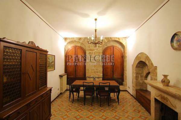 Foto Appartamento in palazzo storico con garage e cantina