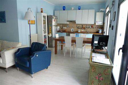 Foto Appartamento in Vendita, 4 Locali, 2 Camere, 100 mq (LERICI CENT