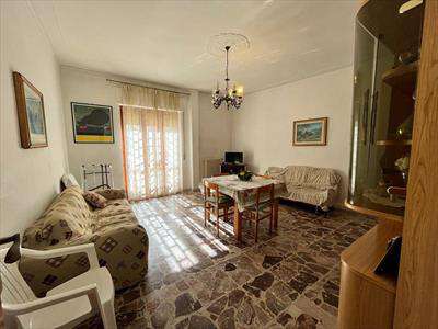 Foto Appartamento in Vendita, 4 Locali, 2 Camere, 110 mq (CANOSA DI P