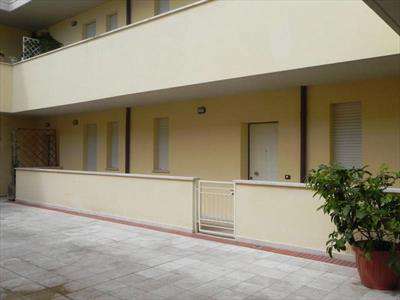Foto Appartamento in Vendita, 5 Locali, 2 Camere, 70 mq (PIETRASANTA)
