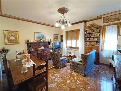 Foto Appartamento in Vendita, 5 Locali, 3 Camere, 120 mq (VICCHIO)