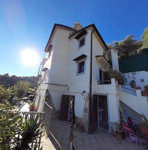 Foto Appartamento in Vendita, 5 Locali, 3 Camere, 130 mq (CAMPOROSSO)