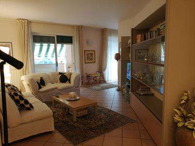 Foto Appartamento in Vendita, 5 Locali, 3 Camere, 160 mq (CAMPOROSSO)