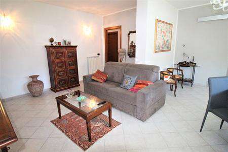 Foto Appartamento in Vendita, pi� di 6 Locali, 3 Camere, 120 mq (AULL