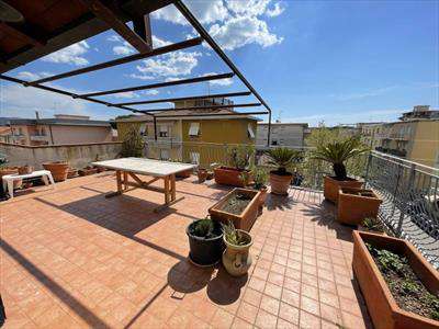 Foto Appartamento in Vendita, pi� di 6 Locali, 3 Camere, 160 mq (FOLL