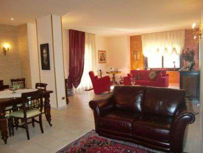 Foto Appartamento in Vendita, pi� di 6 Locali, 3 Camere, 200 mq (SCIA
