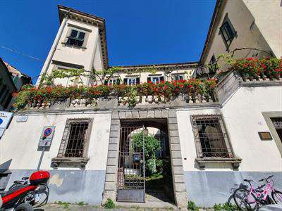 Foto Appartamento in Vendita, pi� di 6 Locali, 4 Camere, 682 mq (LUCC
