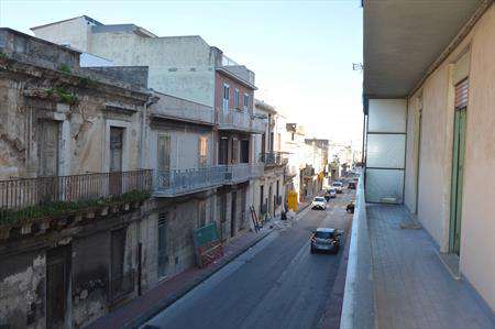 Foto Appartamento in Vendita, pi� di 6 Locali, 5 Camere, 240 mq (AVOL
