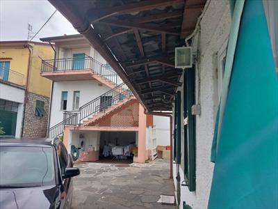Foto Appartamento in Vendita, pi� di 6 Locali, 6 Camere, 290 mq (LUNI