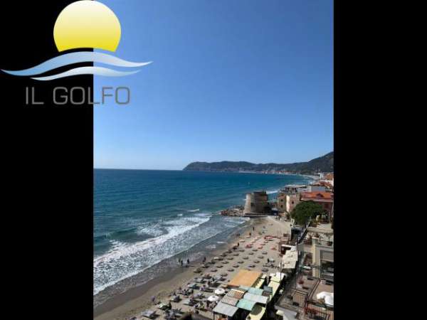 Foto Appartamento in vendita a Alassio - 4 locali 100mq