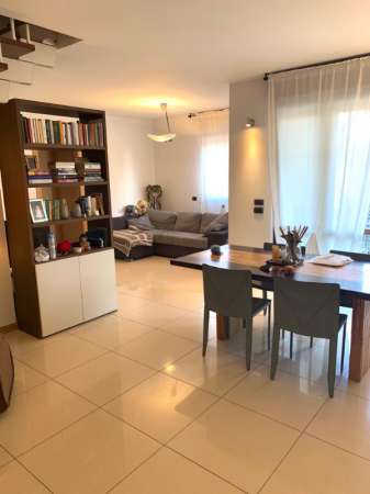 Foto Appartamento in Vendita a Albiate via quasimodo
