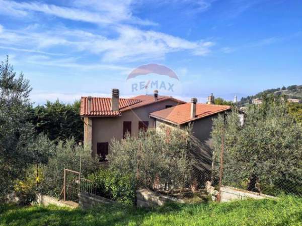 Foto Appartamento in vendita a Assisi - 4 locali 144mq