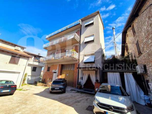 Foto Appartamento in vendita a Assisi - 4 locali 150mq
