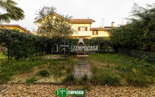 Foto Appartamento in vendita a Cavenago Di Brianza