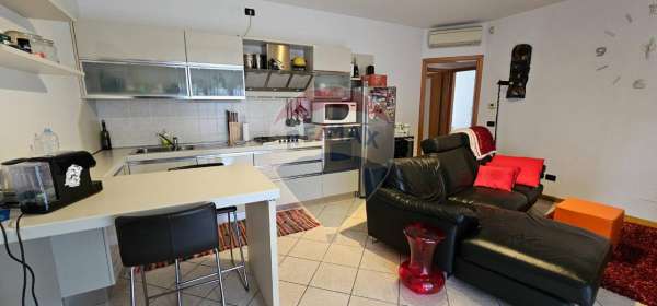 Foto Appartamento in vendita a Desenzano Del Garda
