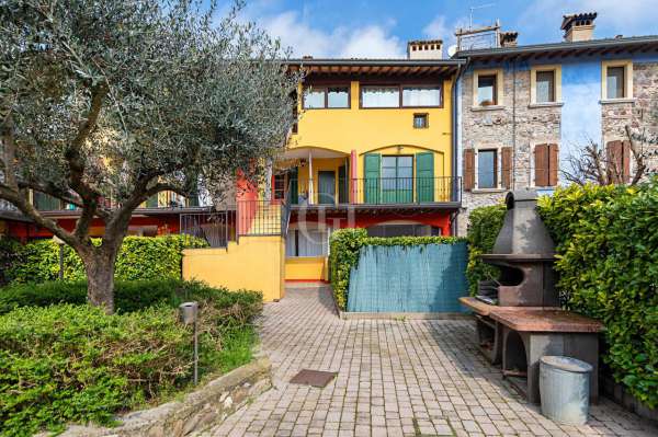 Foto Appartamento in vendita a Desenzano Del Garda