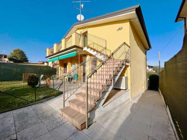 Foto Appartamento in vendita a Desenzano Del Garda