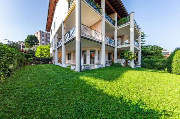 Foto Appartamento in vendita a Desenzano Del Garda