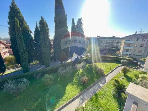 Foto Appartamento in vendita a Desenzano Del Garda