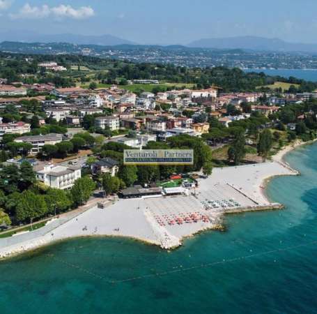 Foto Appartamento in Vendita a Desenzano del Garda Desenzano del Garda