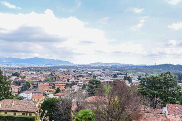 Foto Appartamento in vendita a Erba