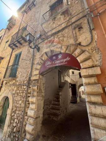 Foto Appartamento in vendita a Formia - 12 locali 300mq