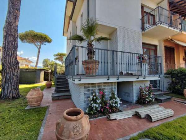 Foto Appartamento in vendita a Lido di Camaiore - Camaiore 90 mq  Rif: 1324753