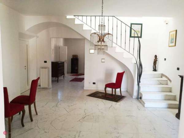 Foto Appartamento in vendita a Marina di Carrara - Carrara 180 mq  Rif: 1104289