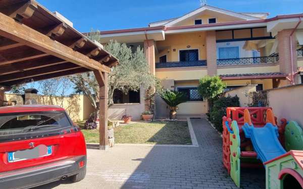 Foto Appartamento in vendita a Pomezia