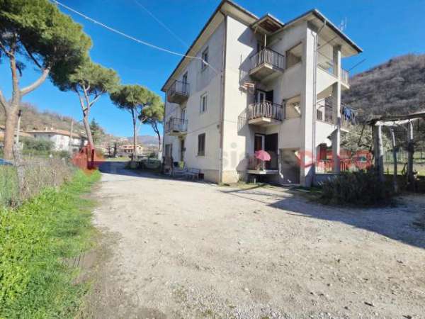 Foto Appartamento in vendita a Rieti - 6 locali 105mq