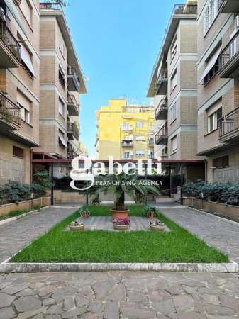 Foto Appartamento in vendita a Roma