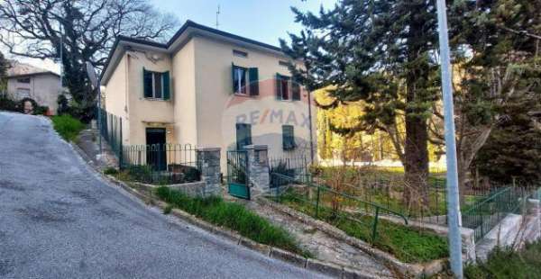 Foto Appartamento in vendita a Serra San Quirico - 6 locali 144mq