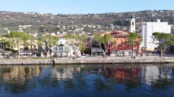 Foto Appartamento in Vendita a Torri del Benaco Torri del Benaco - Centro