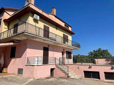 Foto Appartamento indipendente in Vendita, 4 Locali, 1 Camera, 211 mq