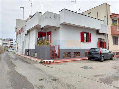 Foto Appartamento indipendente in Vendita, 4 Locali, 3 Camere, 170 mq