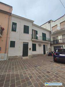 Foto Appartamento indipendente in Vendita, 4 Locali, 3 Camere, 210 mq