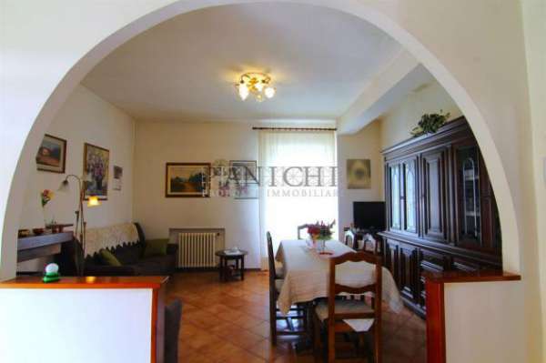 Foto Appartamento piano primo con resede e cantina