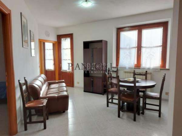 Foto Appartamento piano primo zona residenziale