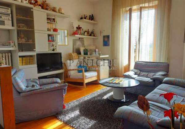 Foto Appartamento piano terra con resede e garage