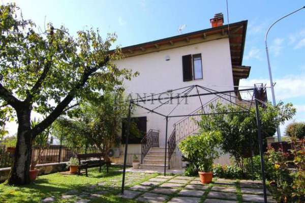 Foto Appartamento ristrutturato con giardino