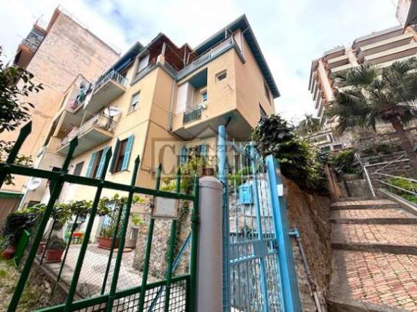 Foto Appartamento semicentrale  73 M/2 con ingr. indipendente,  piccolo giardino e grande cantina a Sanremo