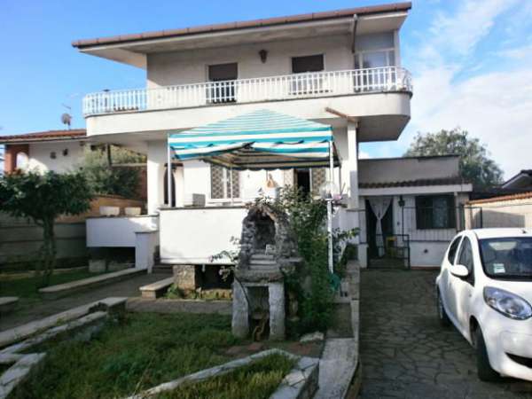 Foto ARDEA NUOVA FLORIDA VILLA DIVISA 3 APPARTAMENTI